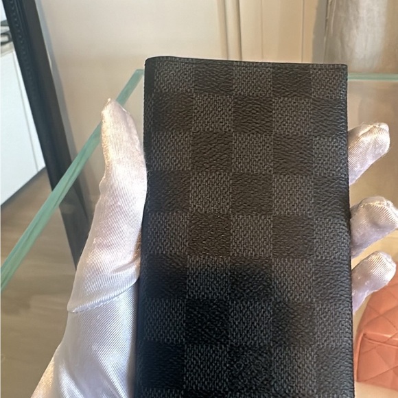 LOUIS VUITTON
Damier Graphite Brazza Wallet 5️⃣0️⃣0️⃣ - Picture 5 of 8